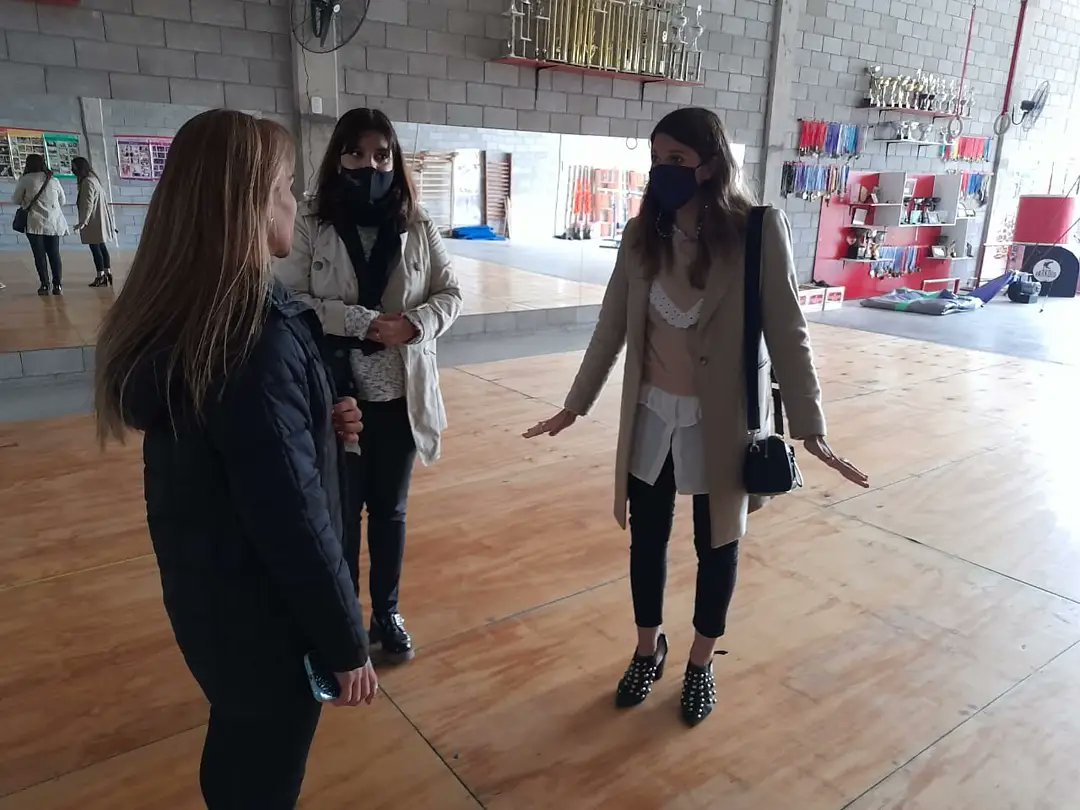 Claritabozzano's tweet photo. Visitamos el Centro de Entrenamiento de la Escuela de Gimnastas “Huper Nikao”.
Gracias Laura por recibirnos y felicitaciones por representar tan bien a Junín en las competencias regionales, nacionales e internacionales.
#DefensoríaPBA #Junín
#Gimnasia #HuperNikao https://t.co/SiDziggSvX