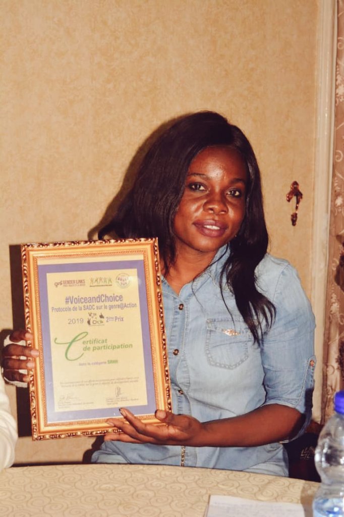 glodiemm2's tweet photo. #Lundi Motivation 
"Femme, les grandes choses ne sont pas réalisées par la force mais par la persévérance." a dit @Mpongochristel1, la dame qui fait la promotion des femmes congolaises et africaines à travers son magazine « Femme d’Afrique ». 
@FdamagRdc @guyntoto @BKafricandiva https://t.co/CQZh49DR8M