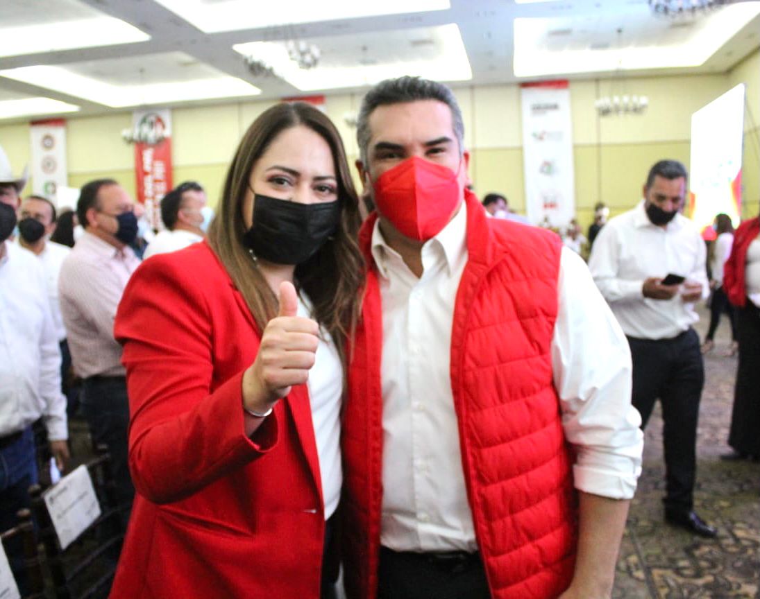 SugheyTorresR's tweet photo. Un gusto recibir en Durango a nuestro amigo y líder nacional del PRI @alitomorenoc

Hoy más que nunca tenemos un PRI fuerte y unido, y preparado para los retos venideros. Cuenta con nuestro apoyo para trabajar en equipo, por el desarrollo y futuro de nuestro país.

#ONMPRIDurango https://t.co/fYTArjykUp