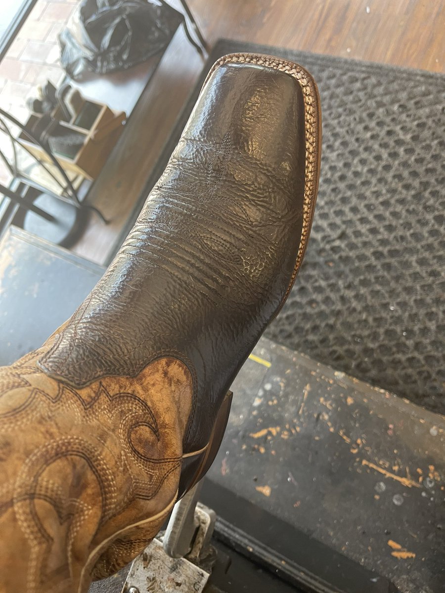 cowboyshine's tweet photo. Thanks @cottlea for stopping by and letting me shine your boots!

#razorsedgeplano #cowboyboots  #bootshine #cowboyshine #shineyoursole #shineyoursoul #thebestshiner #theprofessionalshiner #justaprofessionalpolish #dfw #barbershop #bootlovers #bootporn #bootaddict #bootseason https://t.co/jPk5fUrVmc