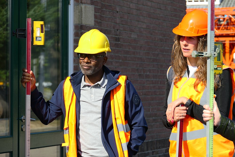 UWV-adviseurs kruipen in de huid van machinist, straatmaker en vakman gww. 21 adviseurs hebben in 6 workshops praktijkervaring op kunnen doen wat hen helpt een passend advies te geven aan werkzoekenden....lees het gehele artikel hier tinyurl.com/ynns5ec9Expe