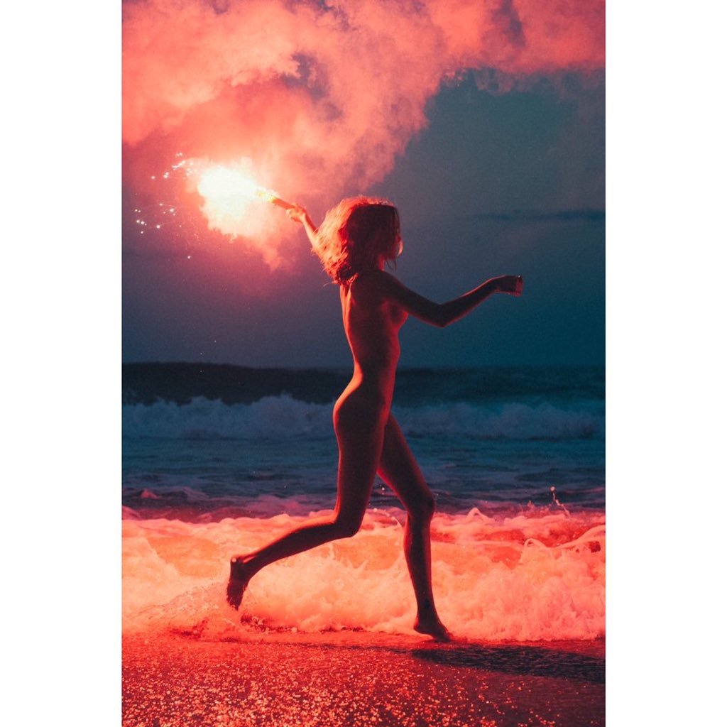 很酷的照片呢，不过忘了出处
有没有姑娘想拍套类似的呢
#海边外拍 #人体 #光与影