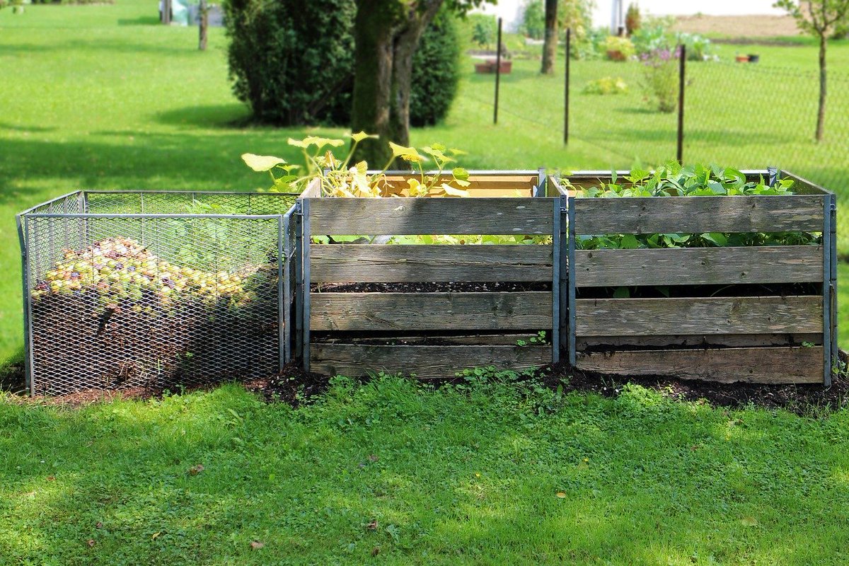 recyclesday's tweet photo. Recycled food scraps are called compost, and they are a beneficial soil additive, providing nutrients while helping to retain soil moisture in arid climates. Composting food scraps keeps them out of landfills where they takes up space and release methane, a potent greenhouse gas. https://t.co/uaukIQfUiZ