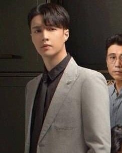 dohempathy's tweet photo. Yixing interpretará al villano del próximo c-drama "Challenges at midlife". El drama se emitirá en el cuarto trimestre del 2021. LA VERSATILIDAD, DE POLICÍA A VILLANO!!!! https://t.co/ZfmXtmVJu5
