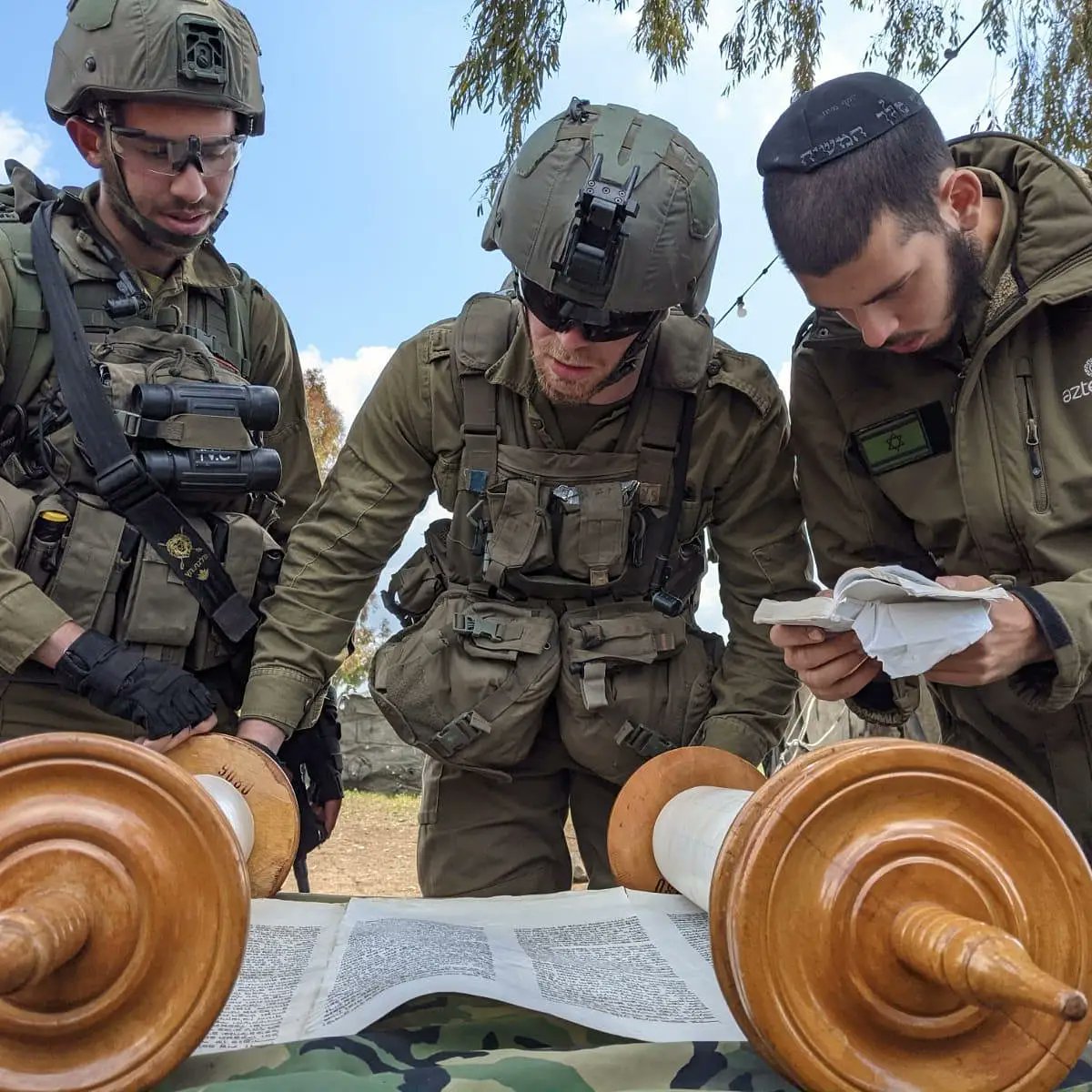 Tsahal_IDF's tweet photo. Les soldats juifs célèbrent aujourd'hui la joyeuse fête de Sim'hat Torah.  Cette journée marque le début du cycle annuel des lectures hebdomadaires de la Torah et souligne l'importance de maintenir vivante la tradition juive. 

Joyeux Sim'hat Torah de Tsahal ! https://t.co/luGFXM9gHh