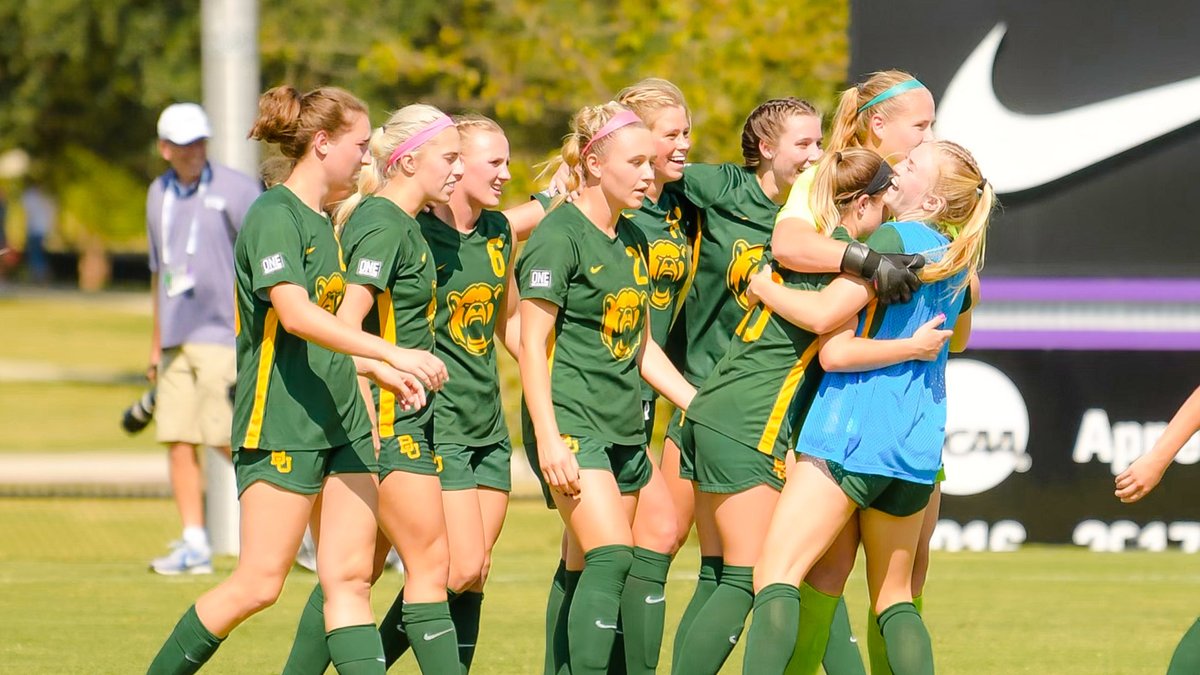 BaylorAthletics's tweet photo. 𝕎𝕖𝕖𝕜𝕖𝕟𝕕 ℝ𝕖𝕔𝕒𝕡: Can we talk about the fact that the Bears went a PERFECT 6⃣➖0⃣ last week, which included three top-15 wins? 😤

Because wow. #SicEm https://t.co/HM7DOIJT3l