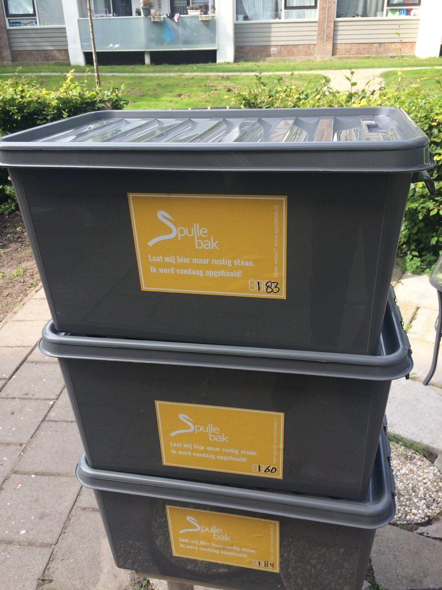 ResourcefulCit1's tweet image. Small Scale Action Spullebak began their first test. They handed out bins to households in The Hague. The bins can be filled with unused items and reusable materials for proper reusing. @URBACT helped finance the bins. More info (Dutch): spullebak.nl
#Spullebak #URBACT
