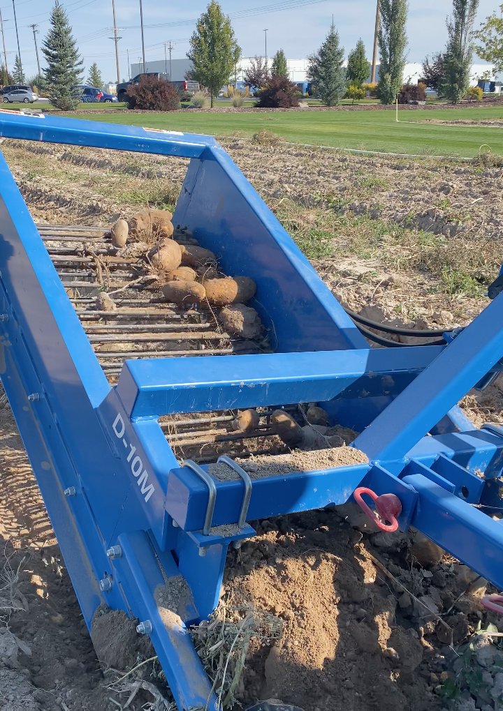 redoxgrows's tweet photo. It's harvest time! We've been harvesting our potato plots on the research farm and we'll be sending them off to the lab for analysis. #trialwork https://t.co/877GzDgTiS