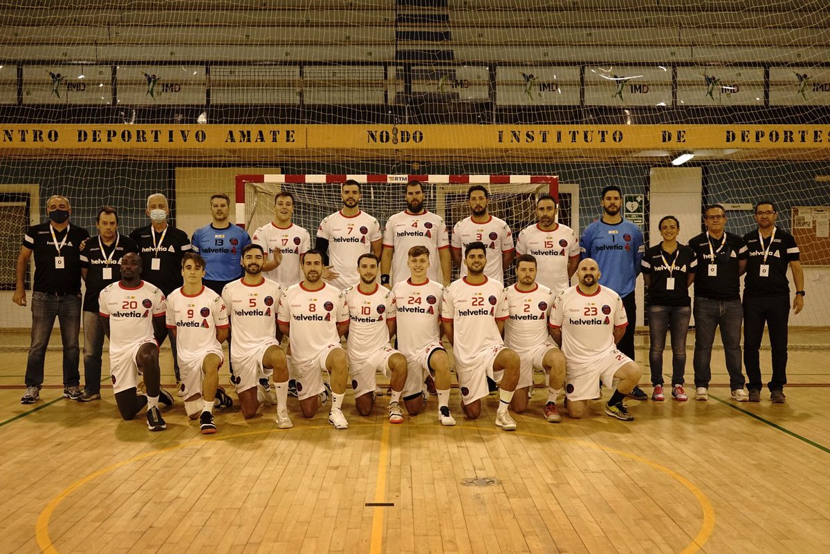 Hemos encontrado está maravillosa fotografía que demuestra que el <a href="/SevillaFC/">Sevilla Fútbol Club</a> tuvo sección de Balonmano. Si te gusta dale a RT. Gracias por participar.