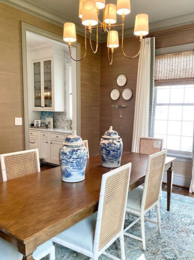 Tritterfeefer1's tweet photo. What supports the Directoire Dining Table's stretch of this beautifully crafted table other than four stately legs? Magic — architectural, engineering magic!

By @havolynnesaxondesign

#tritterfeefer #tritterfeefertribe
#createmoretogether #homedecor #homedesign #tothetrade https://t.co/NTWO0Pogzd