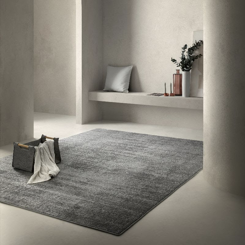 Lunar Silk es una de los modelos más eco-friendly de <a href="/mundoalfombra/">Mundoalfombra.com</a>, ya que está creada a partir de plástico reciclado y redes de pesca recogidas del mar. ¿Quieres verla?  👉mundoalfombra.com/alfombras-a-me…