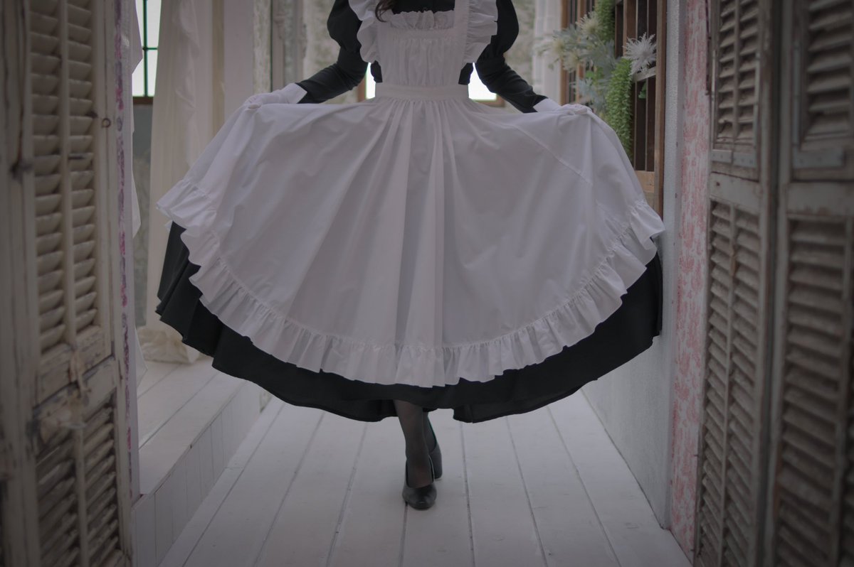 Arden على تويتر いやもう胸元のフリルもエプロン裾のフリルもいいしワンピのスカートの開き具合も愛おしさヤバいけどその中でもスカートがフリフリ バッてなってるところに足首ピョって出てるの可愛いいな あと 肩の膨らみのデザインここも最高に可愛いな