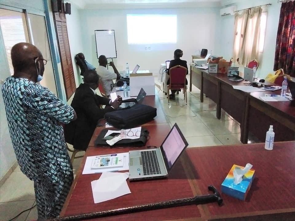 gestion_aa's tweet photo. L’Atelier de finalisation du Rapport provisoire du plan spatial maritime de  Grand-Bassam a débuté ce lundi 27 septembre  à Bonoua. Il s’agira  pour l équipe scientifique PSM,au terme de cet atelier de valider la version provisoire dudit rapport. @GRIDArendal @MamiWataProject https://t.co/xybnzq9GqJ