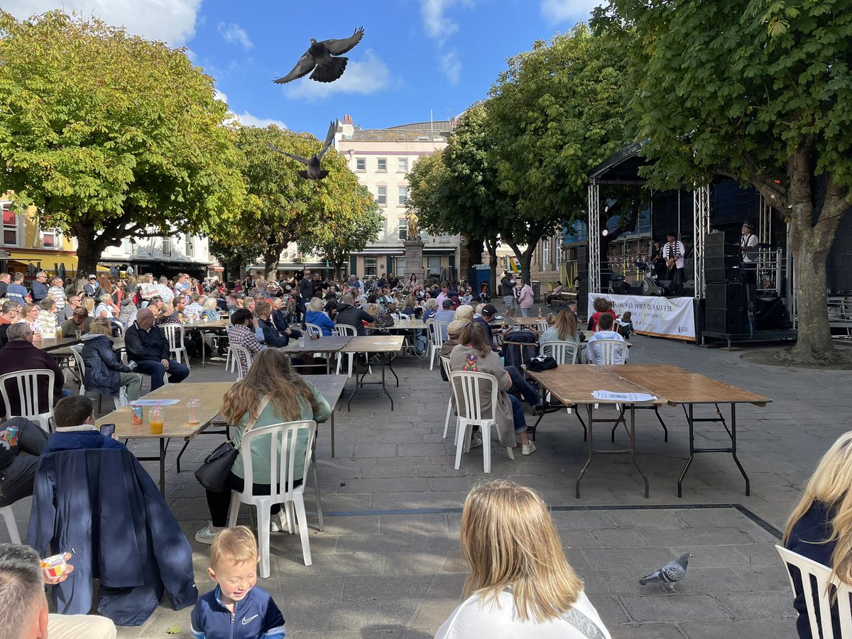 Connor_Burgher's tweet photo. Parish 13 on stage at #CornRiotsJSY ft. A pigeon 🌽 🎶 https://t.co/HKoAdNao2X