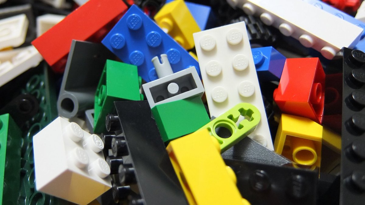 glsslibrary's tweet photo. It's Makerspace Monday! Today's featured activity is LEGO - what will you build? https://t.co/gbpWmCn0T6