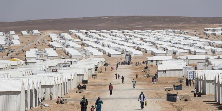 tv_Amaro's tweet photo. Este es un campamento en Jordania con refugiados. No están en situación de calle. Allí se regulariza su situación legal/salud y otras… menores de edad viven en condiciones dignas. ¿Chile no tiene terreno? El Edo no conoce estas experiencias? Lo contrario es abusivo para todos. https://t.co/wXvhTD5TtZ