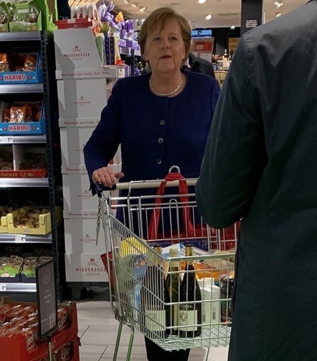 Ricamconsult's tweet photo. Agora, Merkel terá + tempo para suas próprias compras de supermercado, q continou fazendo ao longo dos 16 anos como chanceler, em q não recebeu, nem receberá, nenhum serviço estatal gratuito de moradia,  eletricidade, gás, chef pessoal, água, ou telefone do orçamento da Alemanha. https://t.co/oDEtINX26t