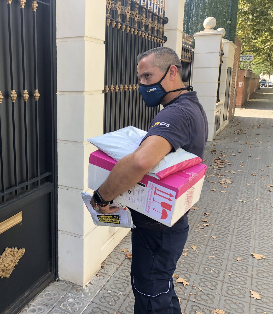 JordiBatlle72's tweet photo. Germán tiene tiempo incluso de explicar la nueva app #MyGls a los destinatarios en el #driverday de @GLS_Spain
MyGls te permite hacer el seguimiento de tu envío, derivar a #parcelshop y realizar envíos!
App Store: https://t.co/qrxB7rnYlM
Google Play: https://t.co/rcpXVJgoga https://t.co/dGGDC3K1BX
