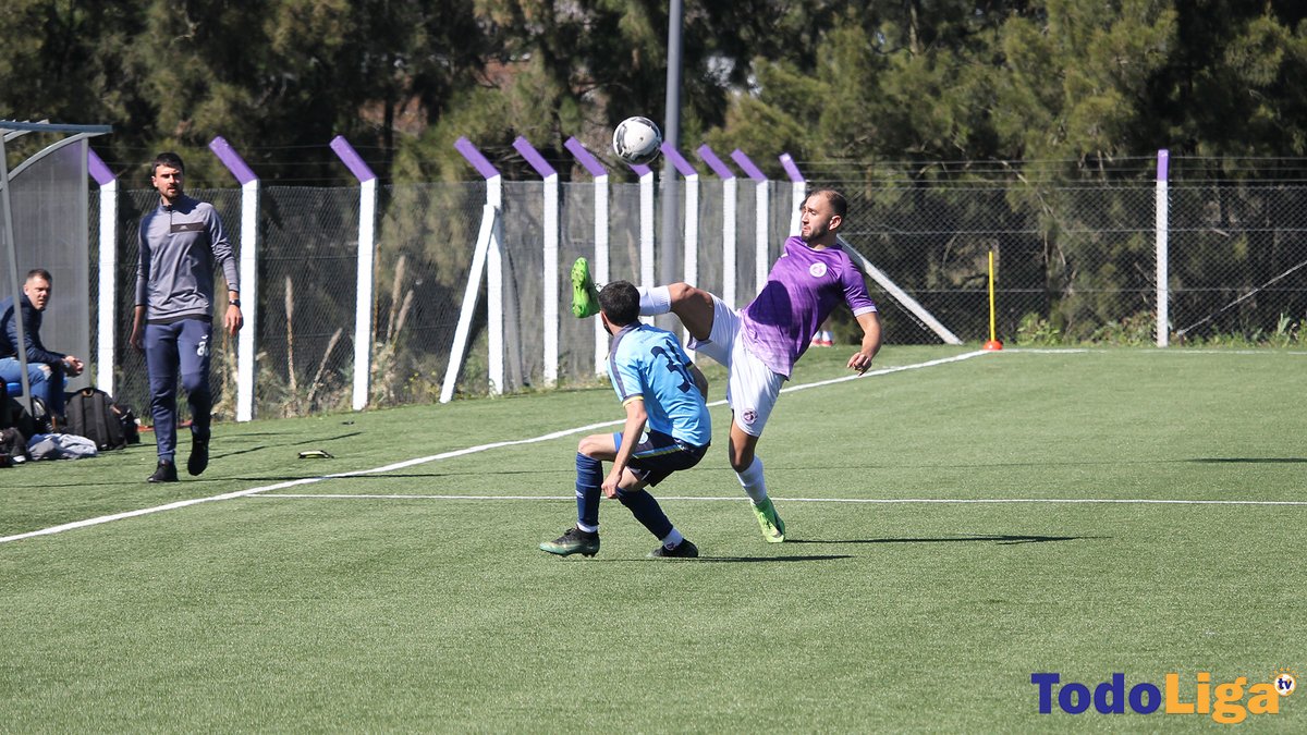 📷 Galería de imágenes
Divisional B - Mayores
<a href="/DefensorUniver1/">Defensor Universitario fútbol</a> 3-2 <a href="/CCColon1987/">Centro Cristóbal Colón</a> 
📲 bit.ly/3CRXId0