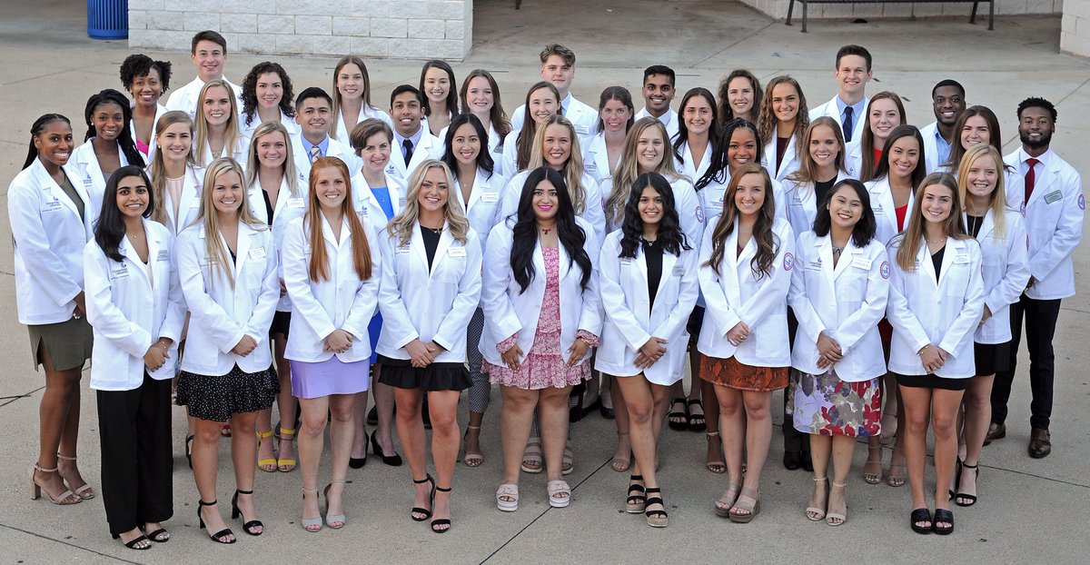 GeorgiaStateU's tweet photo. 👏 Congratulations to first-year Doctor of Physical Therapy (D.P.T. Class of 2024) students who proudly received their white coats during the 2021 Department of Physical Therapy White Coat Ceremony! #TheStateWay https://t.co/q36nfBWE5Z