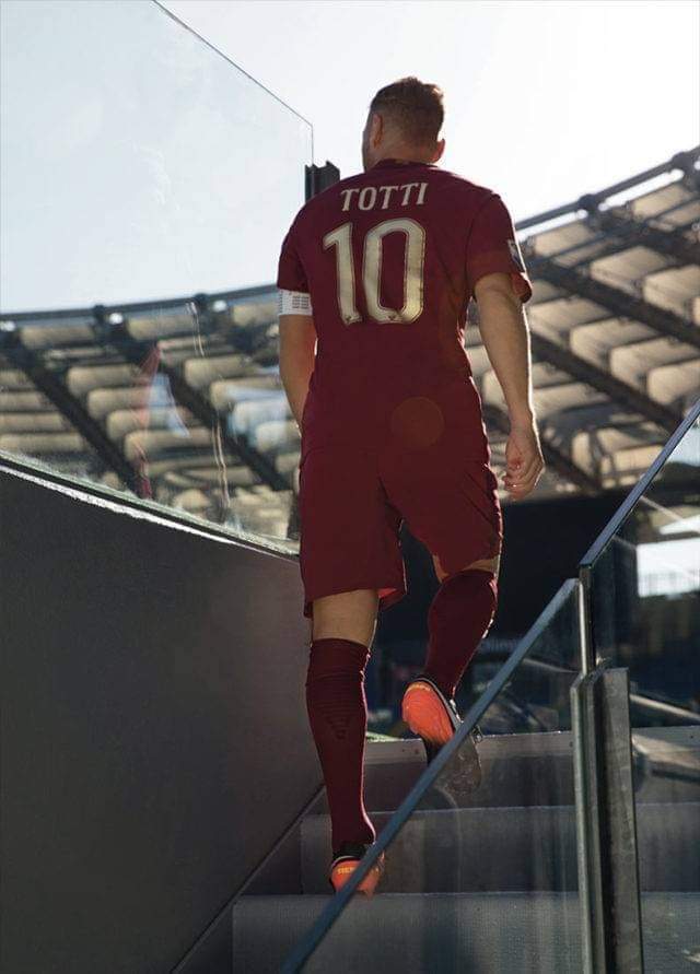 CrisNettuni's tweet photo. Buon compleanno, mio Capitano. Manchi sempre. Manchi forte...
#Totti #27settembre #Totti10 #Capitano #ASRoma #simboli #bandiere ๐โค https://t.co/btvLzPko5A
