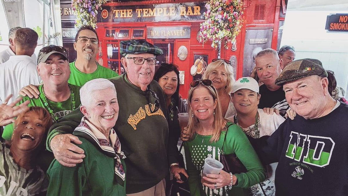 LaurenAPN's tweet photo. A wonderful Irish weekend was had by all! Love this squad 💚☘️🇮🇪🎉🍻🍺
#AngleseaPub https://t.co/BTE1dMMHNG