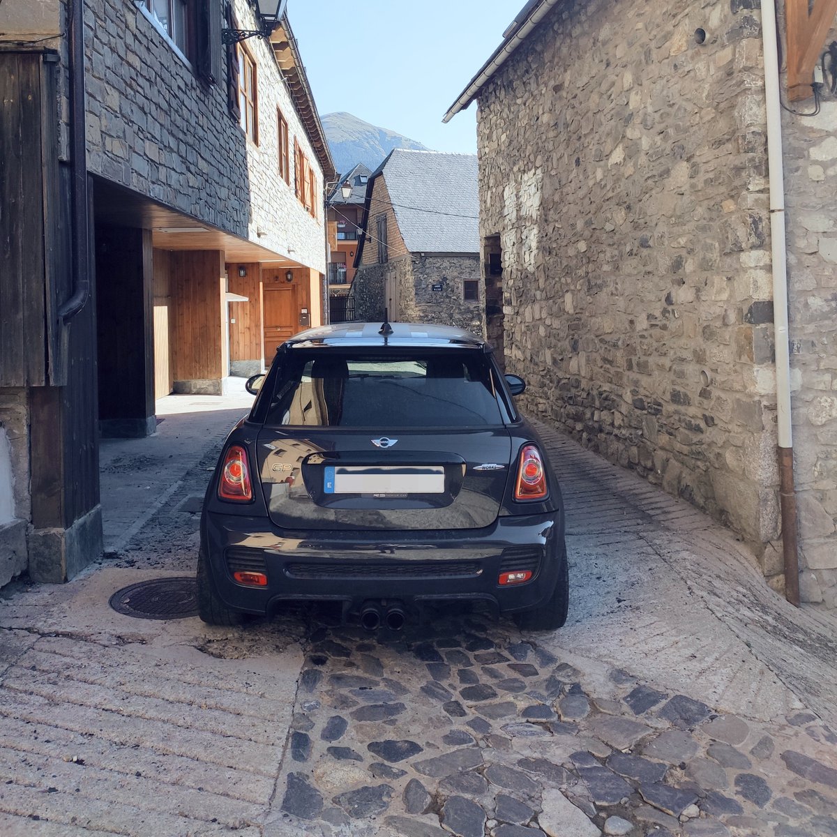 MINIEspana's tweet image. Si la ciudad se te queda pequeña, siempre puedes escaparte con tu #MINIJohnCooperWorks al pueblo, como @edelaguerra86. Y darle un poco de aire fresco a tu #OrgulloDeMINI.