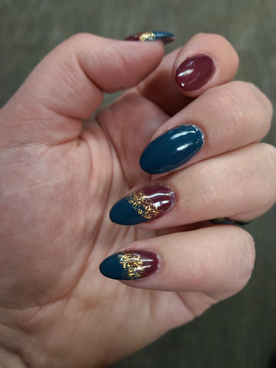 CJRedknap's tweet photo. I did my nails yesterday #holotaco #nailart #gelnails @nailogical @holotaco https://t.co/MRKtOog4rR