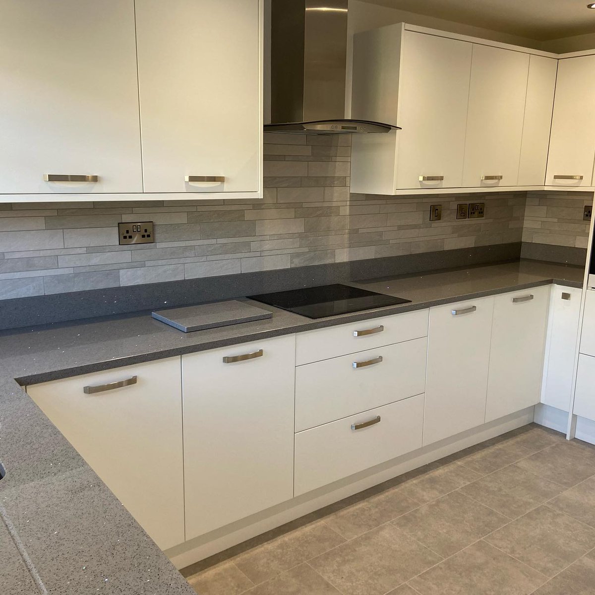 CJStonemasonry's tweet photo. Worktop replacement with @Silestone Stellar Grey mirror chip quartz. The sink and tap are from @1810co. The kitchen is all back to normal in less than 4 hrs.
https://t.co/sDQFR05pdf
#worktopreplacement #yorkshirequartz #cosentinodesign #silestone #choppingboard #the1810company https://t.co/Vk2RIyIlX6