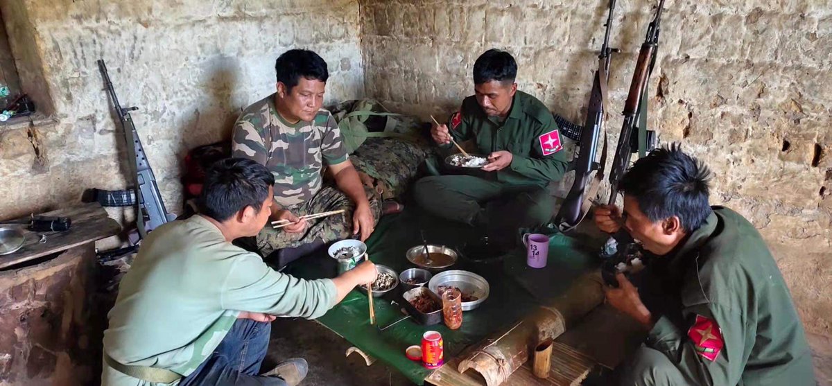 KNO, the 108 Brigade commander having commeradeier meal with his soliders. We are all comrades in this liberation movement,  ranks and files only differentiate by the its duties, roles and responsibilities. #WhatsHappeningInMyanmar #Myanmar #RejectMilitaryCoup #Kachin