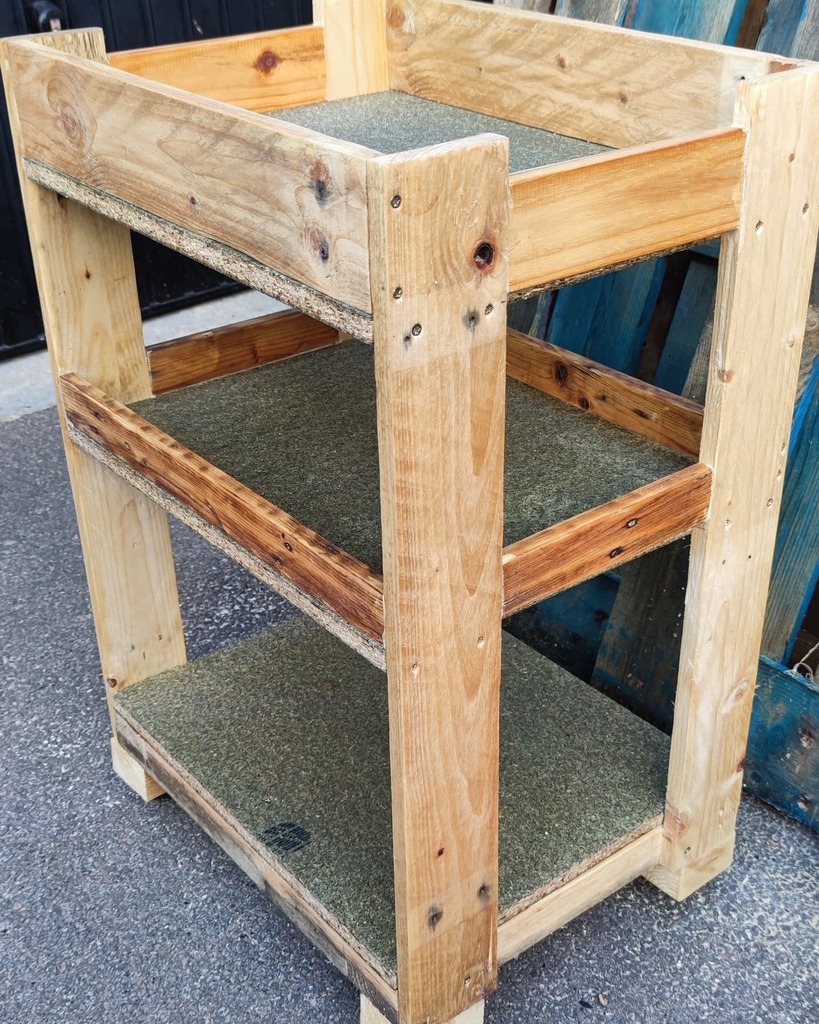 SheyMouse's tweet photo. Here it is! The"finished" shop cart. I'll add hooks and things as I need them. Just need the linseed oil to soak in more before tooling up.
.
.
#upcycling #MidnightMaker #maker #Woodwork #woodworking #MidnightWoodworker #makersofinstagram https://t.co/xwj5pH9qQj https://t.co/PuQ5EGHulw