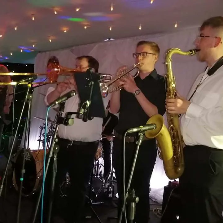 RoyalValentines's tweet photo. Our 2nd Big Band Performance! with brass and keys section was great fun! and it was our absolute pleasure to perform for the lovely newly weds Eloise and Jake! 😃 @MaesManorHotel

#bigband #wedding #functionband #coverband #partyband #brass #keys #livemusic https://t.co/6omXk48Ow5