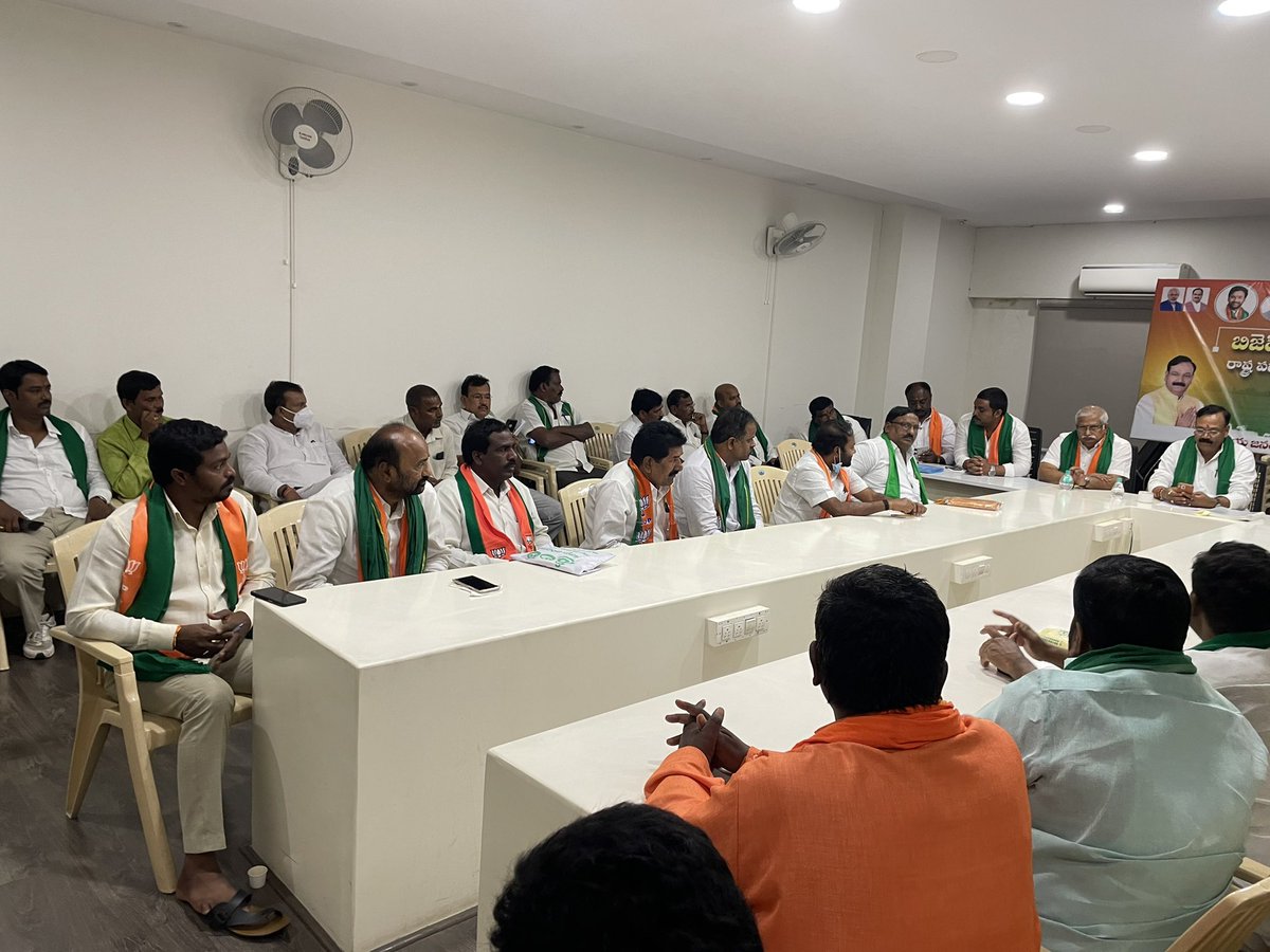 bjpkm4kisanTS's tweet photo. National Kisan Morcha president Shri @Rajkumarchahar9 ji addressed at BJP Telangana Kisan Morcha office Bearers meeting.
@bjpkm4kisan @blsanthosh @JPNadda @byadavbjp @tarunchughbjp @bandisanjay_bjp @manthriji @GPR4BJP https://t.co/6rEpbOaC3C