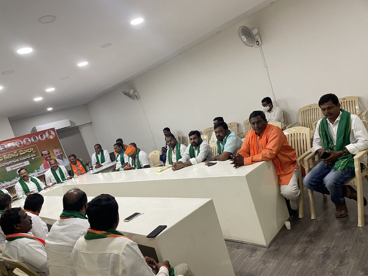 bjpkm4kisanTS's tweet photo. National Kisan Morcha president Shri @Rajkumarchahar9 ji addressed at BJP Telangana Kisan Morcha office Bearers meeting.
@bjpkm4kisan @blsanthosh @JPNadda @byadavbjp @tarunchughbjp @bandisanjay_bjp @manthriji @GPR4BJP https://t.co/6rEpbOaC3C