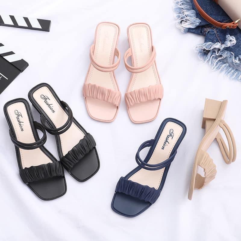 ashalostinhell's tweet photo. Cantiknya heels ni, harga pon murah je RM9 je tau, pakai pon selesa je. Colour pon banyak cecantik🥺

https://t.co/y2U6ve3DaJ https://t.co/lWji72aqxZ