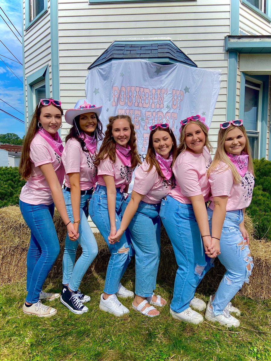 alphasigcalu's tweet photo. We were so excited to welcome home our six amazing new sisters this Saturday!! We adore you guys already!⚡️💖🪐 https://t.co/ZtuULjAEr6