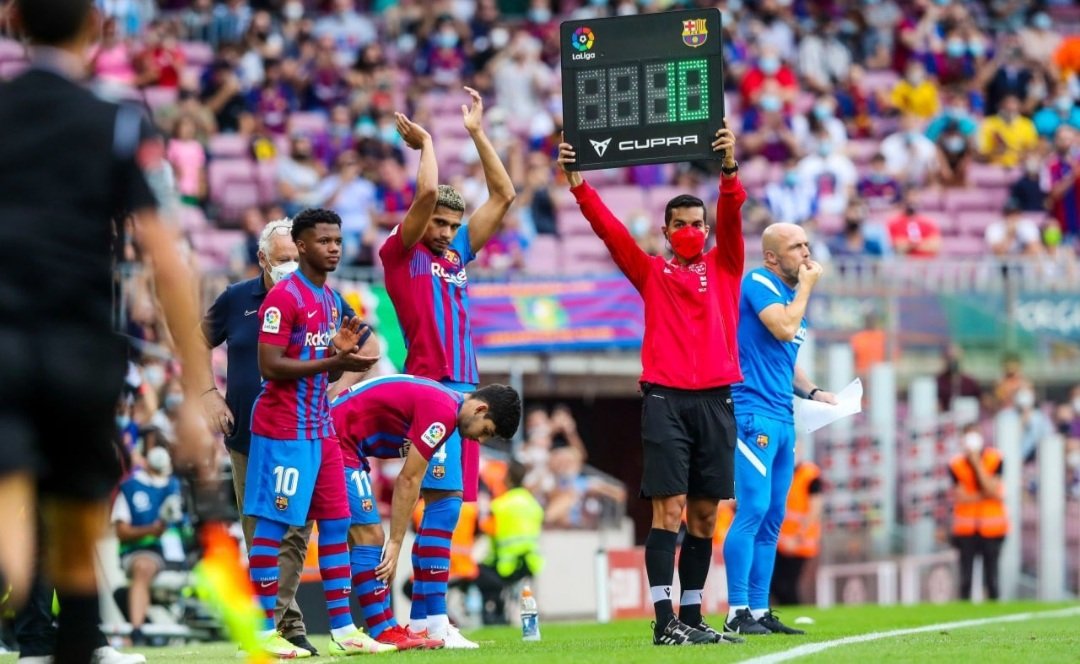 eloylega's tweet photo. Deberíamos empezar a valorar más la gran amistad entre Ronald Araujo y Ansu Fati, son inseparables.
Todos los gestos que tuvo Araujo ayer son de ser una gran persona 💙❤ https://t.co/9Z4SEFbZSM