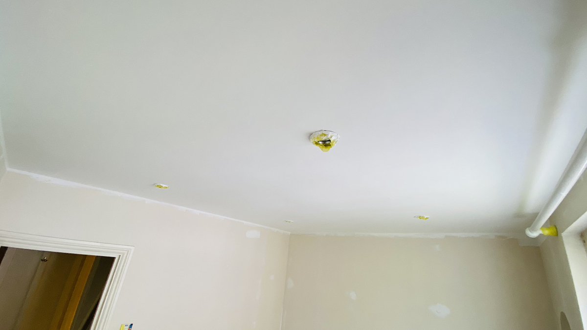 BespokeDecorUK's tweet photo. We tackled all the ceilings today in this little mews two bathrooms and few rooms there will be some stain block applied and few snags but we nearly there. Walls tomorrow #diamondeggshell #vinylemulsion #briliantwhite and #white @dul https://t.co/OwiUEdI4hl