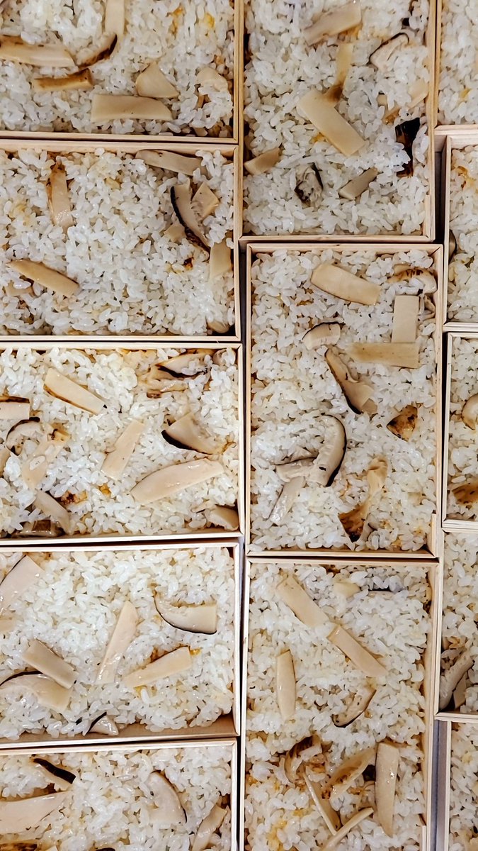 benmatsu1850's tweet photo. 「並六(松茸御飯)」は、明日9月28日までの販売予定でしたが、一部店舗でちょっとだけ延長いたします❗
日本橋三越、銀座三越、大丸東京店、そして新宿伊勢丹にて、
2021年10月3日日曜日まで販売となります❗
いずれに致しましても、残り一週間です❗
⬇画像は松茸御飯だけです。 https://t.co/rg6k0Lrpbp