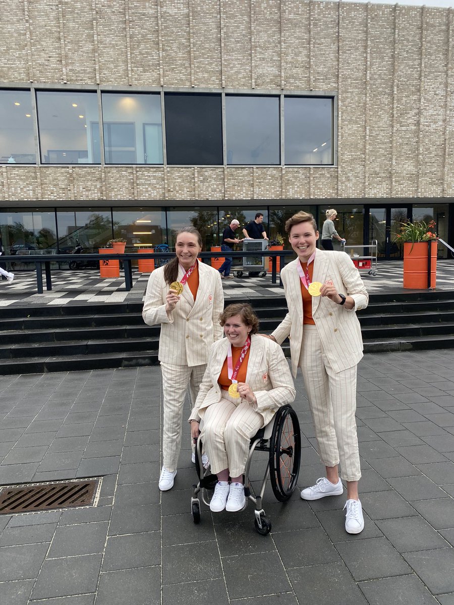 Meer dan verdiend!! Zojuist zijn deze gouden rolstoelbasketbalsters door burgemeester <a href="/agnes_schaap/">agnes schaap</a> geridderd <a href="/Gem_Renkum/">Gemeente Renkum</a>