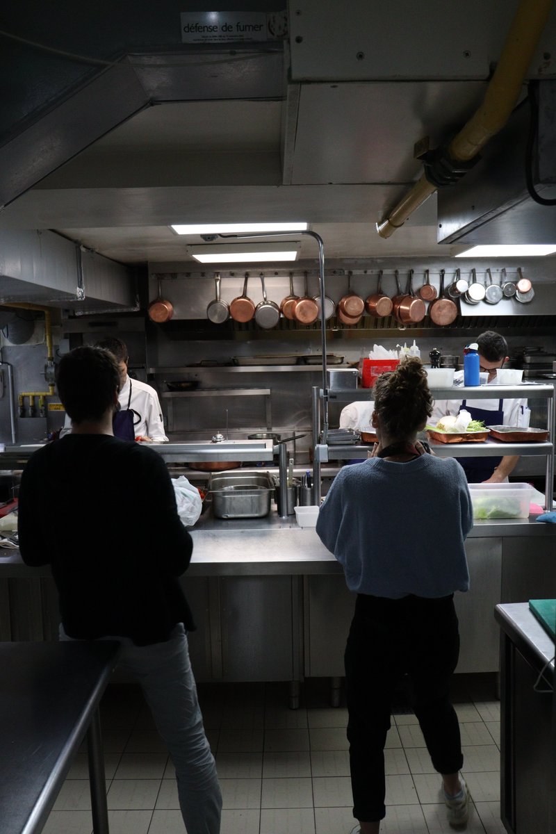 lachoseparis's tweet photo. Le catering prend tout de suite une autre dimension dans un restaurant étoilé ⭐️
On vous montre les coulisses de notre dernier shooting pour M. @PierreGagnaire . https://t.co/yTBlUUFGbf