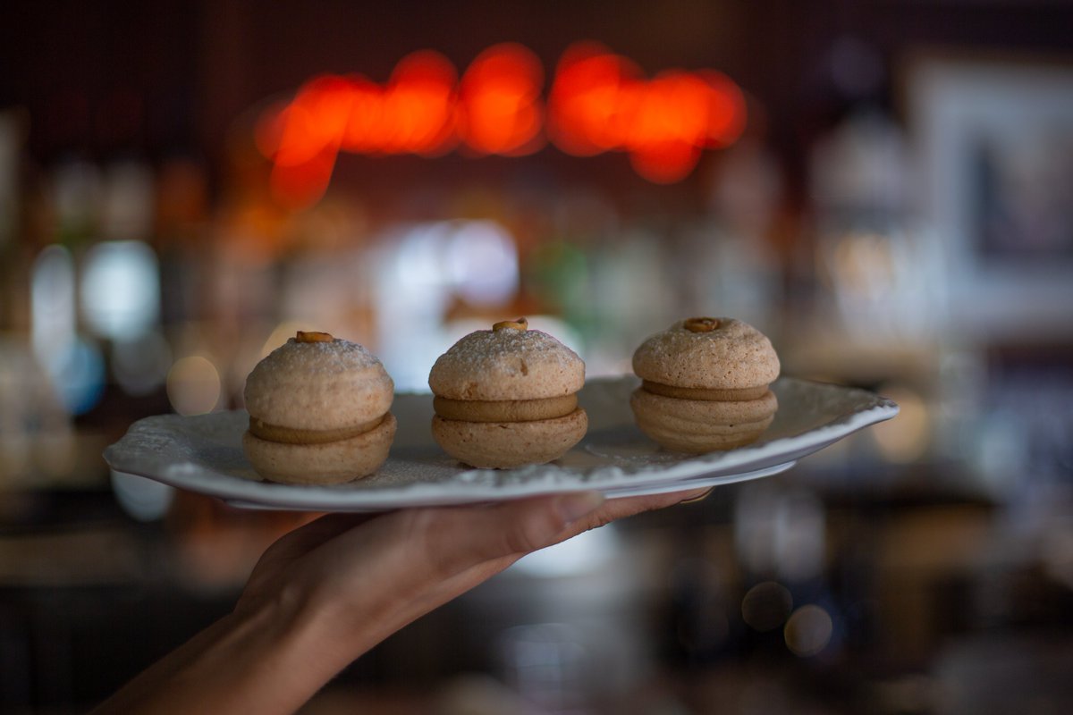 lachoseparis's tweet photo. Le catering prend tout de suite une autre dimension dans un restaurant étoilé ⭐️
On vous montre les coulisses de notre dernier shooting pour M. @PierreGagnaire . https://t.co/yTBlUUFGbf