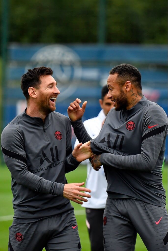MediaParisien's tweet photo. 🇦🇷 Leo Messi sera dans le groupe demain, pour le choc face à Manchester City. #PSGMCI 

🔥 Il est 100% apte à jouer !

@SaberDesfa https://t.co/3CljwVBv7H