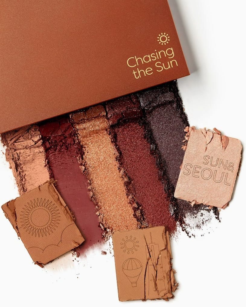 Joah_beauty's tweet photo. This is no summer fling! Our Chasing the Sun palette is transitioning into cuffing season with its cozy warm neutrals. 🍂
☀️ 5 rich earth-tone eyeshadows
☀️ 2 warm bronzers
☀️ 1 sunkissed highlighter
#JOAHBeauty #SunAndSeoulCollection #eyeshadowpalette #bronzingpalette https://t.co/bHqpEcUcMM
