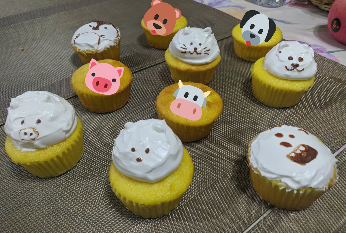 adobocorn's tweet photo. Lemon cupcakes with animal frosting!! π Do you see Grizz? π» More characters next time!! #webarebears. #yumm. #ChefKim. https://t.co/0JbzPTugnD