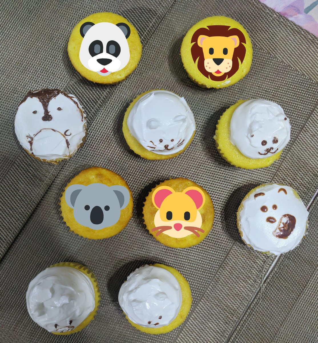 adobocorn's tweet photo. Lemon cupcakes with animal frosting!! π Do you see Grizz? π» More characters next time!! #webarebears. #yumm. #ChefKim. https://t.co/0JbzPTugnD