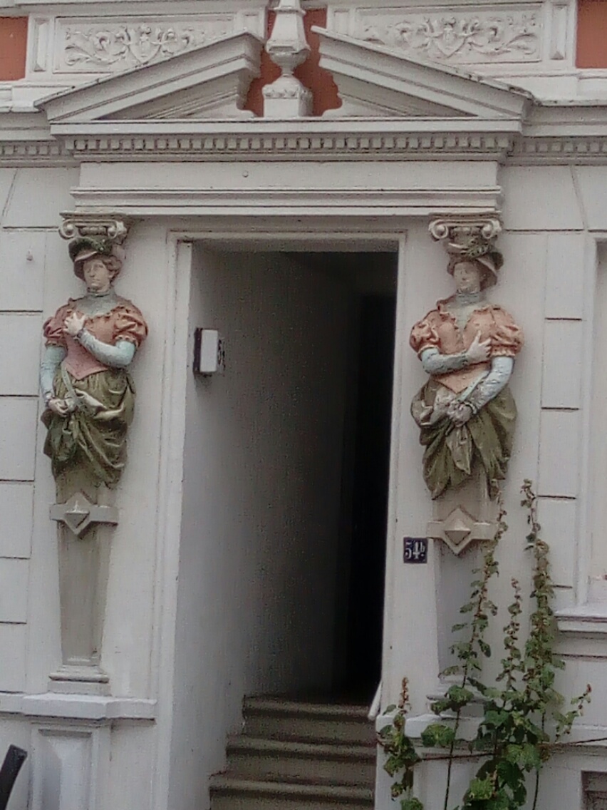 SchanzenINI's tweet photo. two women #eimsbuettel https://t.co/5DnRJnaAX1