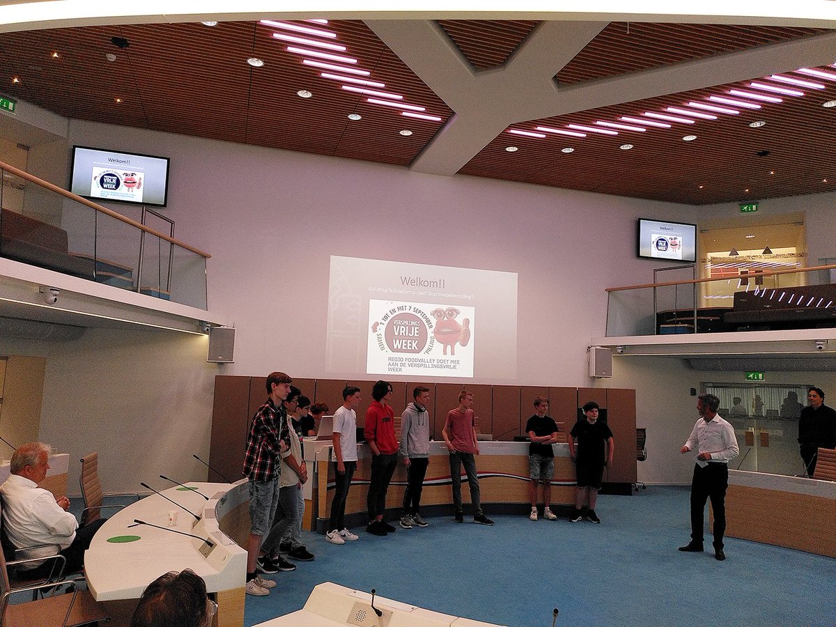 Begin september presenteerden scholieren van Technasia scholen innovatieve ideeën om voedselverspilling tegen te gaan. De aanwezige wethouders waren terecht onder de indruk! 
garderen.nl/jfc-strijdt-te…