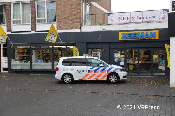#VRPress | Den Haag | 27-09-2021 | Op maandagmiddag 27 september heeft er een overval plaatsgevonden in de winkelketen "De Zeeman" op de Leyweg in Den Haag.Het is op dit moment onduidelijk of er wat buit is gemaakt. De politie is opzoek naa