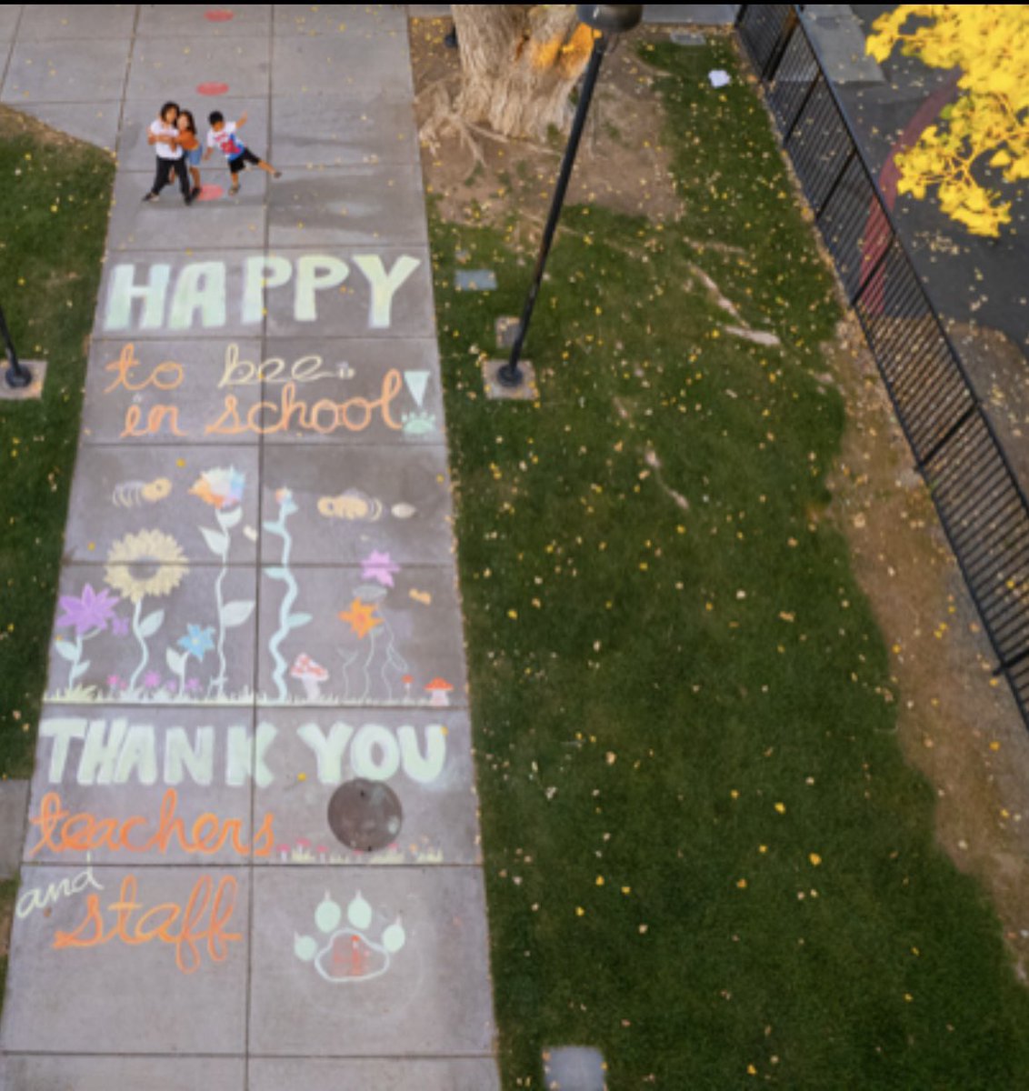 MrDailey_Garin's tweet photo. Garin staff arrive today to surprise appreciation in chalk art! So grateful to our community and the kindness displayed so beautifully at the entrance to our school. Great way to start the week! See the young artists in action here: https://t.co/SATDtqekMK #theGarinway https://t.co/OSzWpnmHdB
